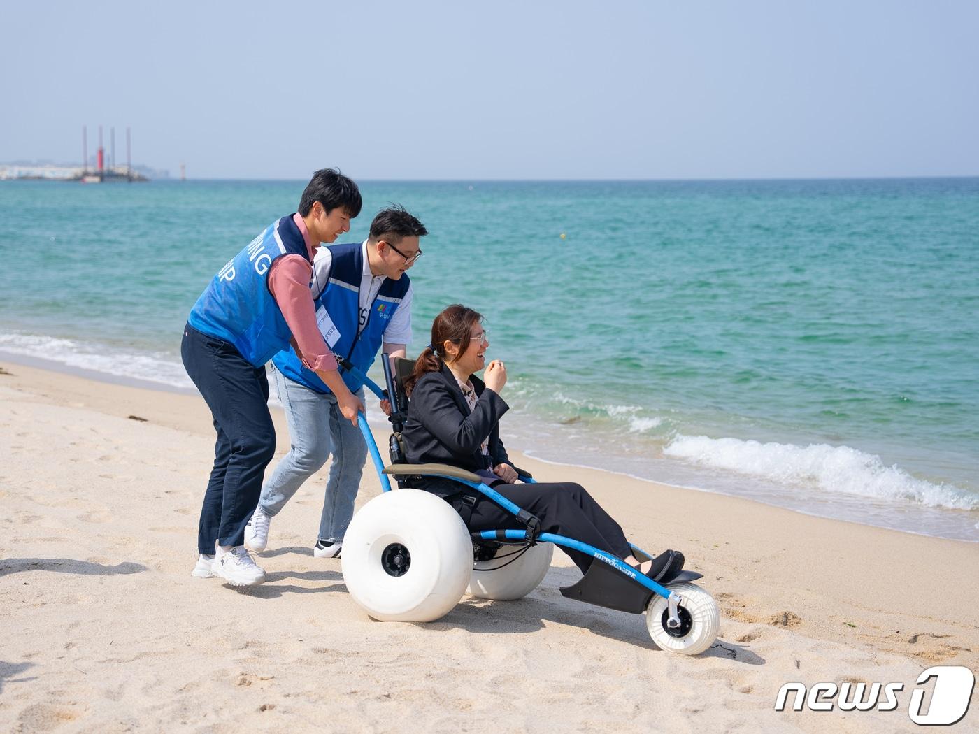 본문 이미지 - 수상 휠체어를 체험하고 있는 장미란 차관(한국관광공사 제공)