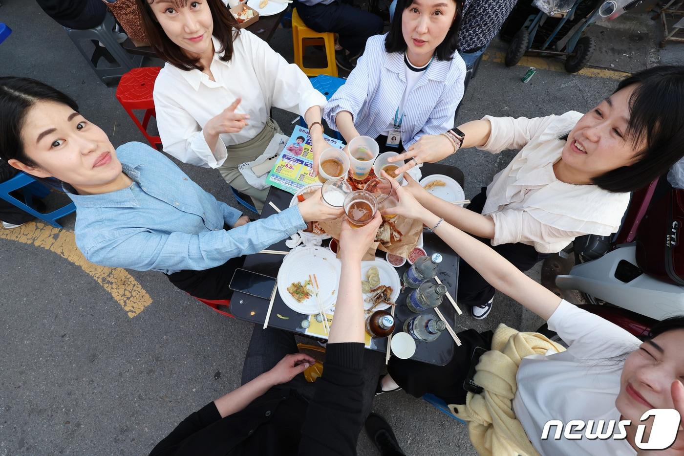 본문 이미지 - 100년 역사를 자랑하는 광주 서구 양동전통시장에서 제2회 양동통맥축제가 지난 2024년 4월 19일 개막해 많은 시민들이 맥주와 치킨을 즐기고 있다.2024.4.19 ⓒ 뉴스1 김태성 기자