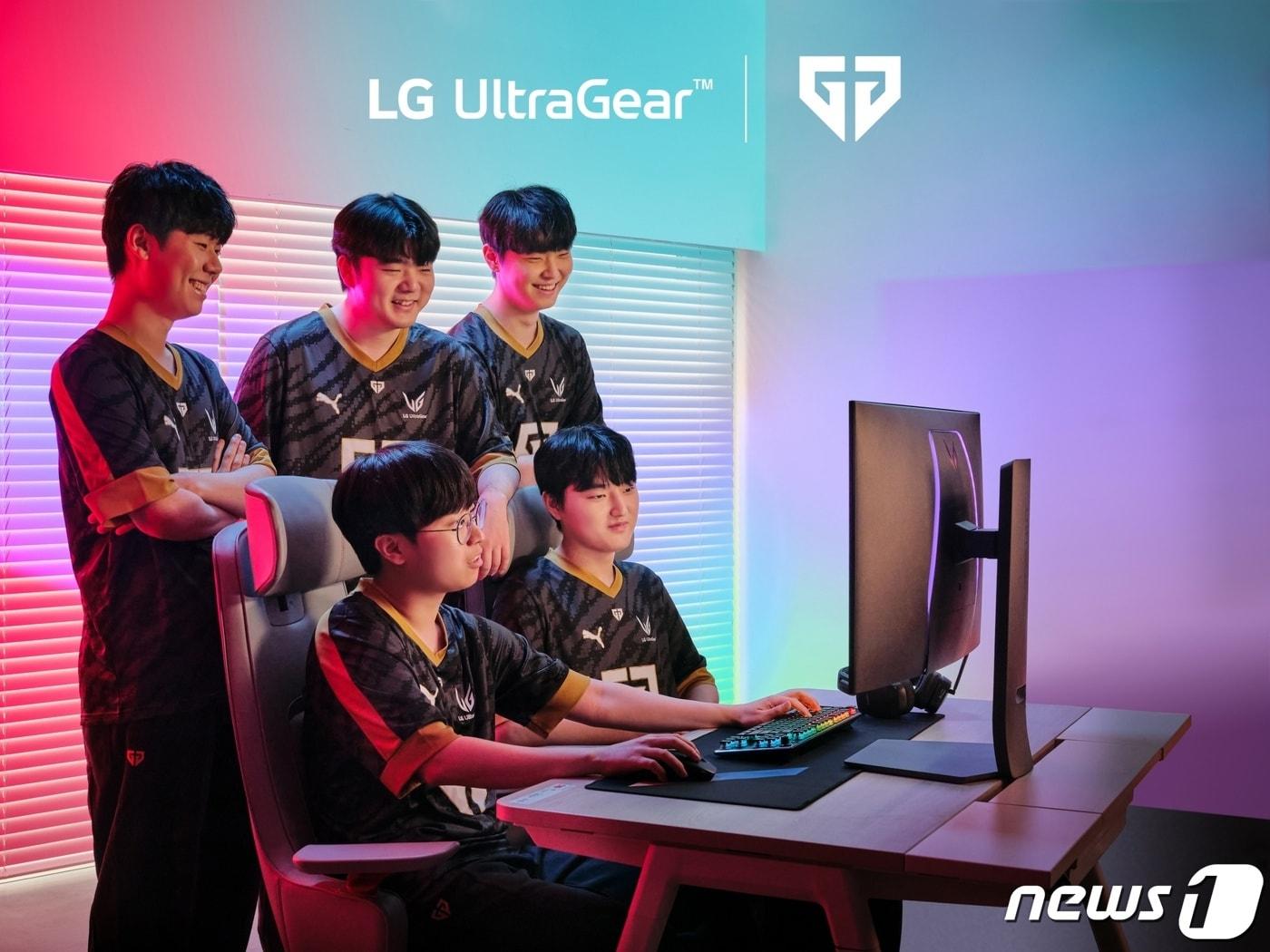 본문 이미지 -   젠지 이스포츠 소속 리그오브레전드 선수단이 LG 울트라기어 게이밍 모니터를 체험하고 있다. (LG전자 제공)