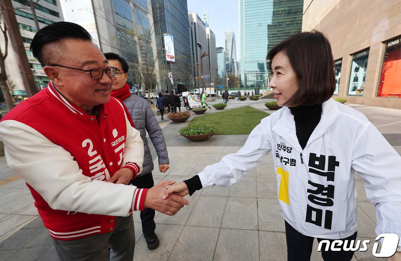 고동진 국민의힘 강남구병 후보(왼쪽)와 박경미 더불어민주당 강남구병 후보가 2일 오전 서울 강남구 코엑스 G20 광장에서 봄맞이 대청소를 마친 후 악수하고 있다. 2024.4.2/뉴스1 ⓒ News1 김성진 기자