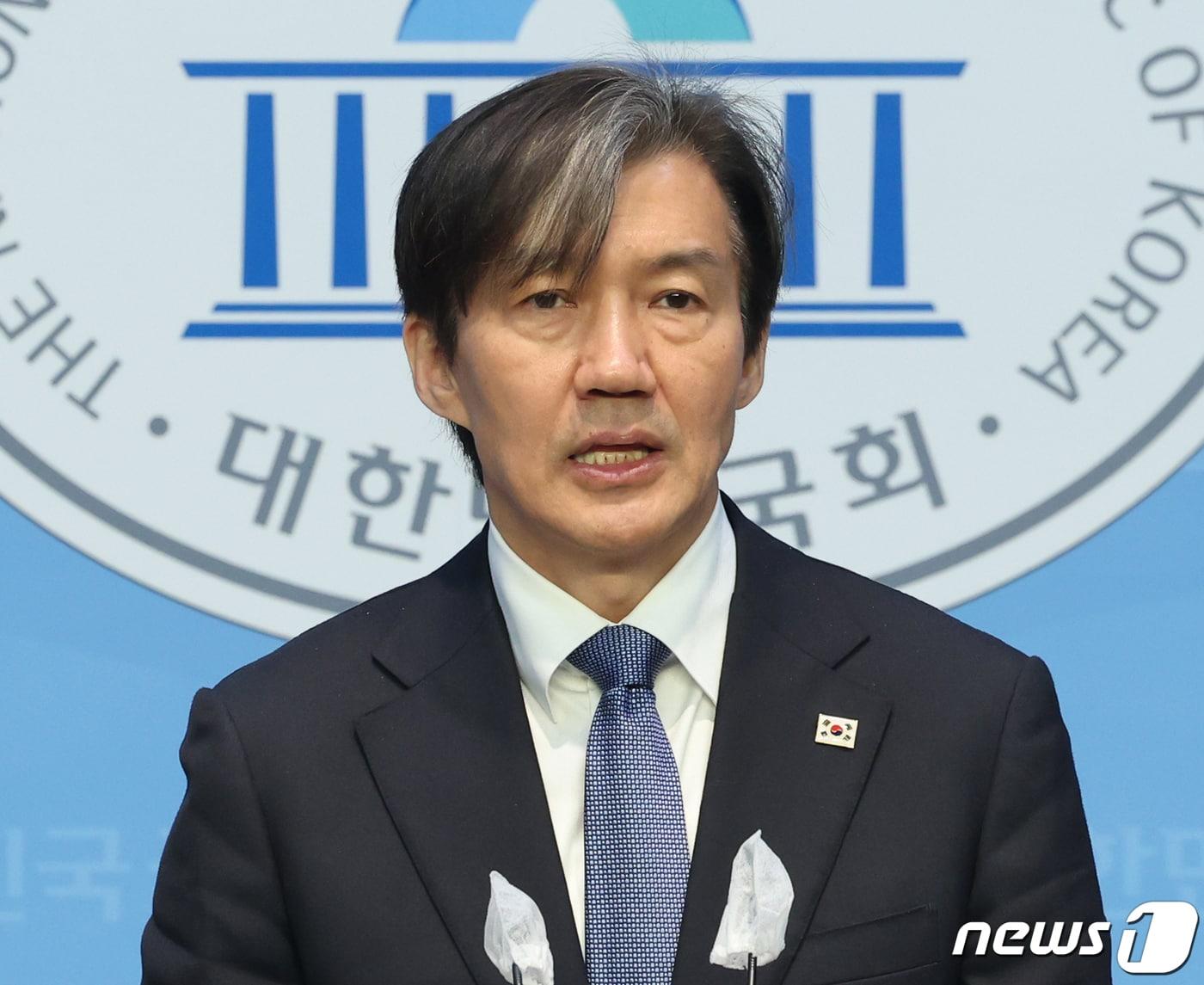 본문 이미지 - 조국 조국혁신당 대표가 2일 서울 여의도 국회 소통관에서 공직선거법 헌법소원 관련 기자회견을 하고 있다. 이날 조 대표는 "비례대표 후보만 출마한 정당의 선거운동이 지나치게 제약적이다＂며, ＂현행 공직선거법 규정들에 대하여 헌법재판소에 헌법소원을 제기해 위헌 여부에 대한 판단을 받아볼 것＂이라고 밝혔다. 2024.4.2/뉴스1 ⓒ News1 ,송원영 기자