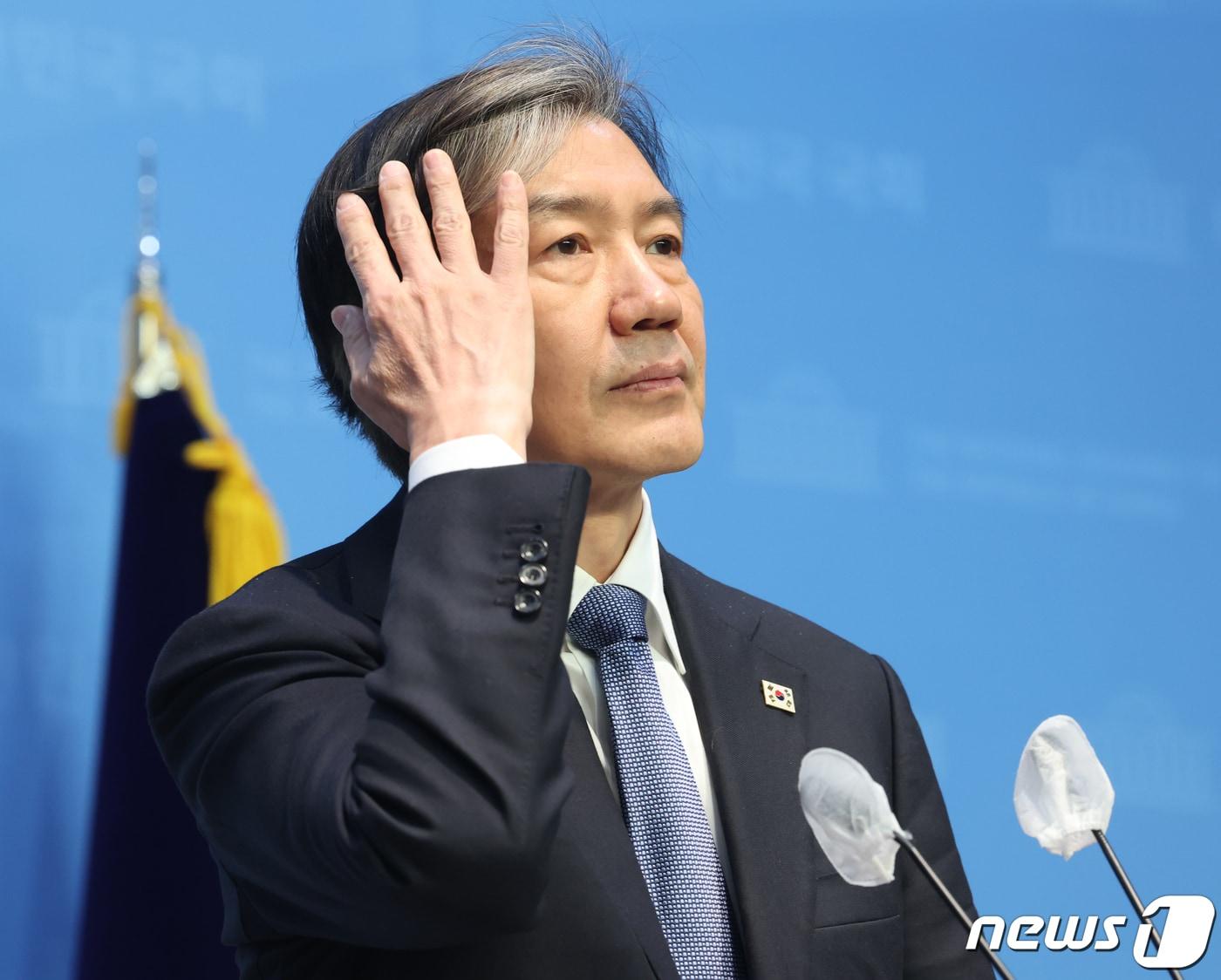 본문 이미지 - 조국 조국혁신당 대표가 2일 서울 여의도 국회 소통관에서 공직선거법 헌법소원 관련 기자회견에서 머리를 쓸어올리고 있다. 이날 조 대표는 "비례대표 후보만 출마한 정당의 선거운동이 지나치게 제약적이다＂며, ＂현행 공직선거법 규정들에 대하여 헌법재판소에 헌법소원을 제기해 위헌 여부에 대한 판단을 받아볼 것＂이라고 밝혔다. 2024.4.2/뉴스1 ⓒ News1 ,송원영 기자