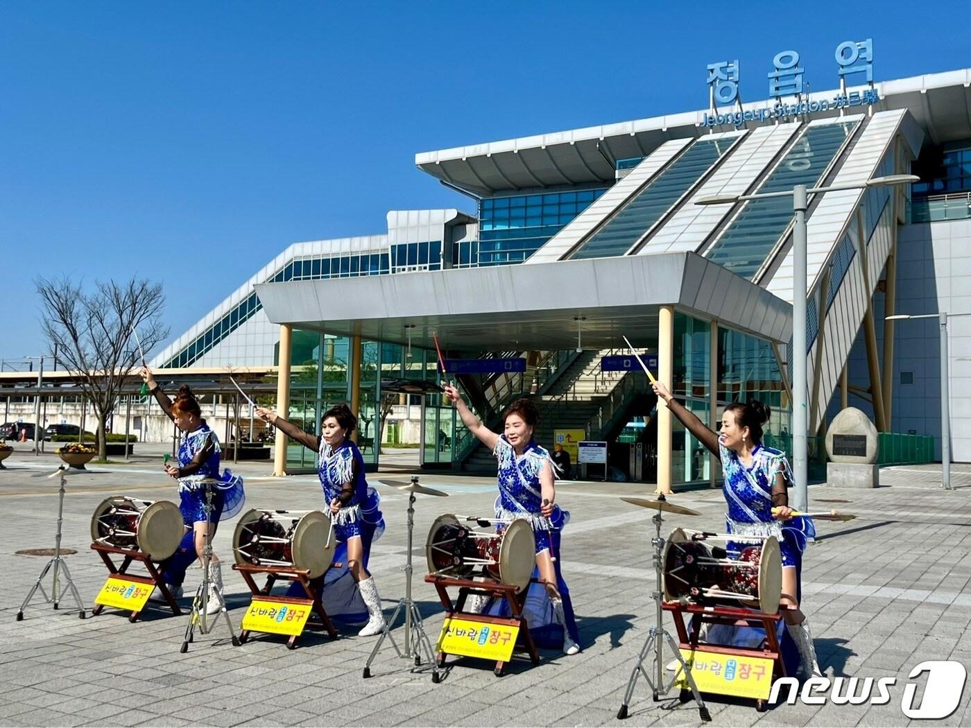 본문 이미지 -  정읍역 KTX 개통 20주년 축하행사(정읍역 제공)2024.4.1/뉴스1