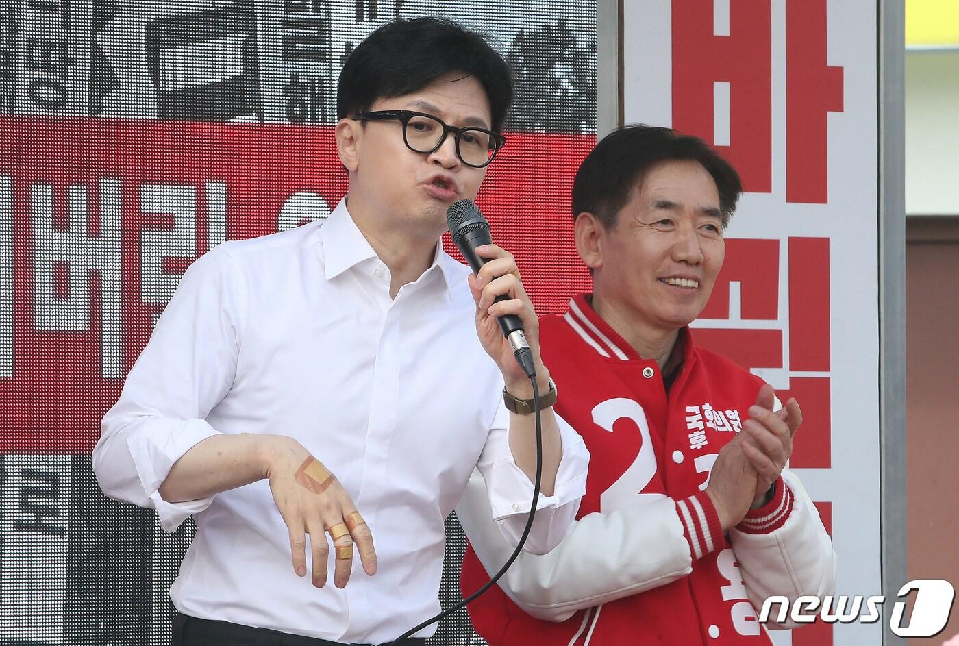 본문 이미지 - 한동훈 국민의힘 총괄선거대책위원장이 2일 오전 충남 당진시 당진전통시장 앞에서 열린 '국민의힘으로 당진살리기' 지원유세에서 정용선 충남 당진 후보와 함께 지지를 호소하고 있다. 2024.4.2/뉴스1 ⓒ News1 임세영 기자