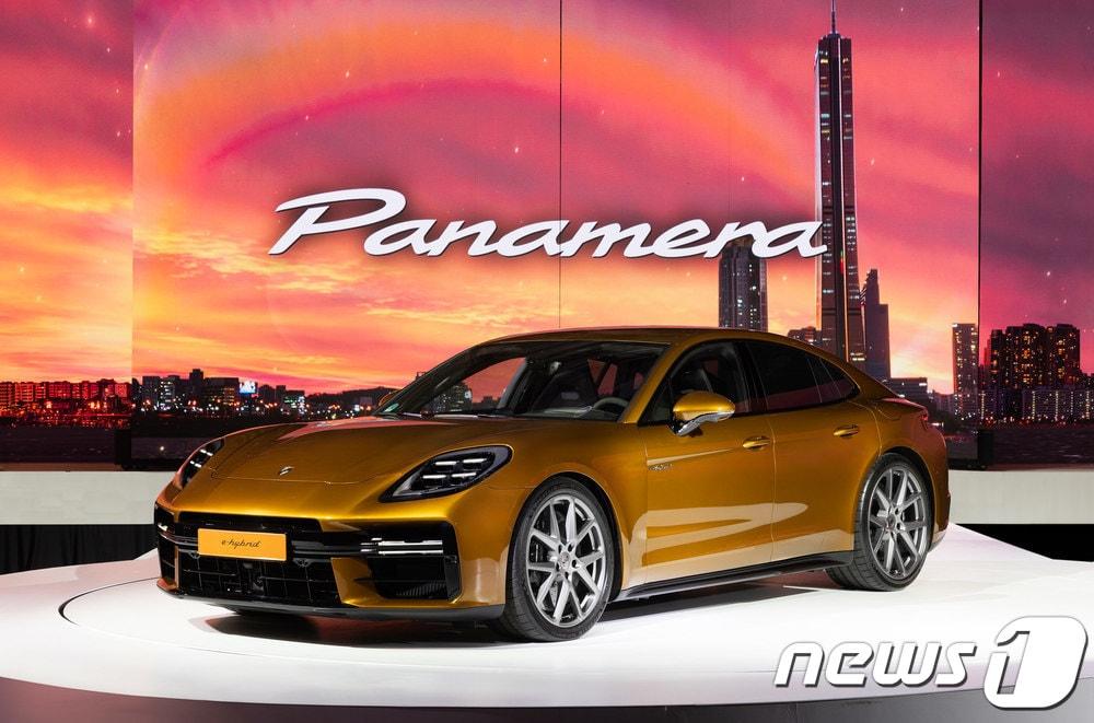 본문 이미지 -  포르쉐코리아는 2일 서울 중구 신라호텔에서 3세대 신형 파나메라 출시 행사를 개최했다. 사진은 신형 파나메라 터보 E-하이브리드 모델.(포르쉐코리아 제공)