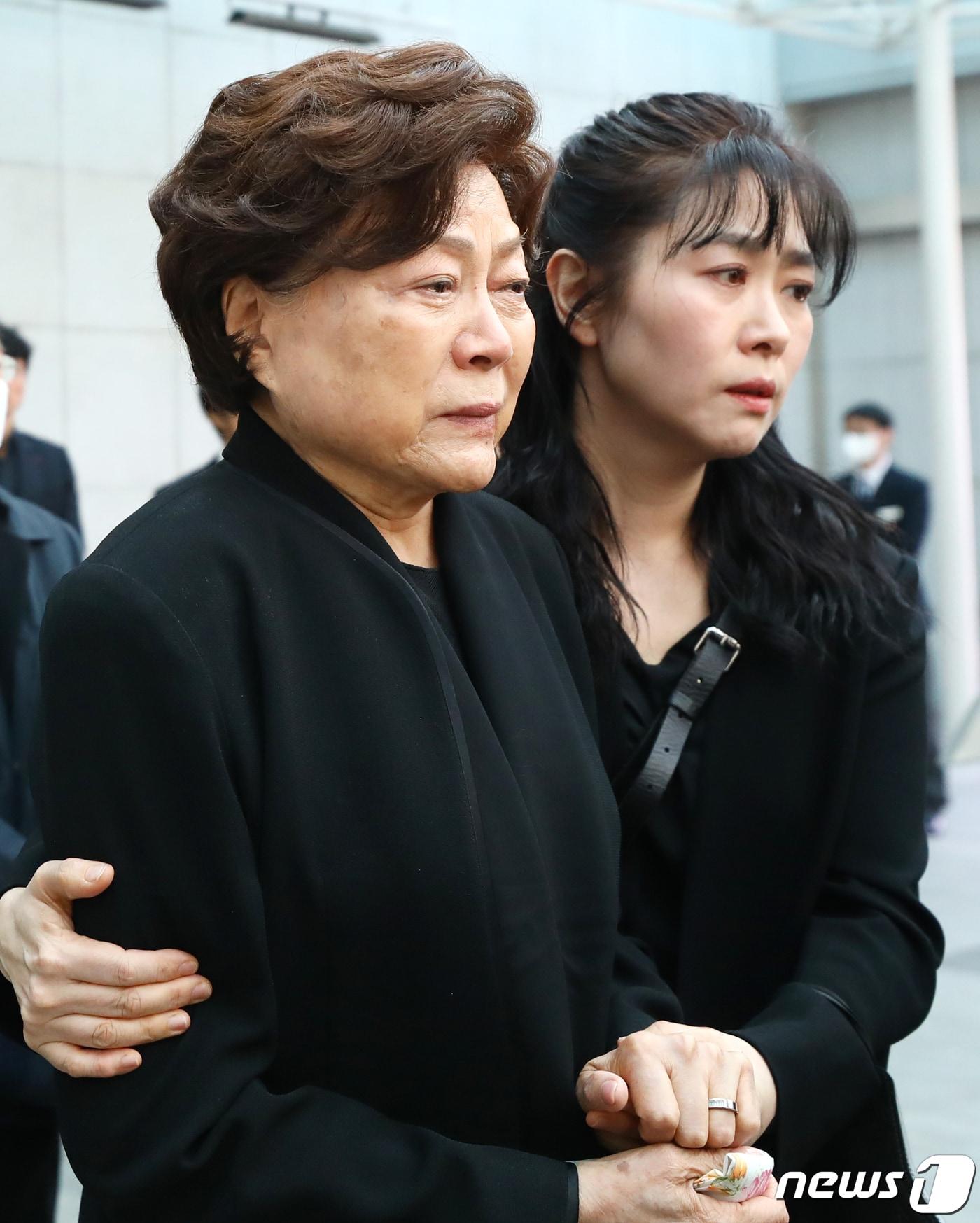 본문 이미지 - 원로배우 남일우(본명 남철우)의 발인식이 2일 오전 서울아산병원 장례식장에서 엄수됐다. 아내인 배우 김용림과 며느리 김지영(오른쪽)이 슬픔 속 고인의 마지막 가는 길을 배웅하고 있다. 故남 일우는 지난달 31일 새벽 노환으로 별세했다. 향년 85세다. 장지는 시안가족추모공원이다. 2024.4.2/뉴스1 ⓒ News1 권현진 기자