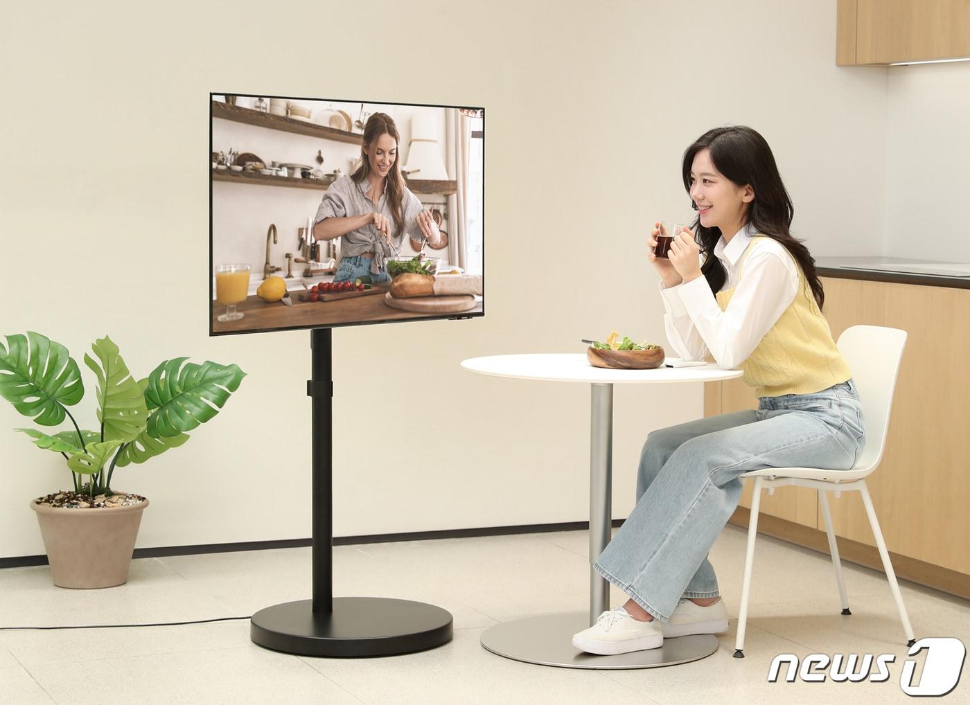 본문 이미지 - 삼성전자 43형 스마트모니터와 결합한 '스마트모니터 무빙 스탠드(스무스)' 모습. (삼성전자 제공)