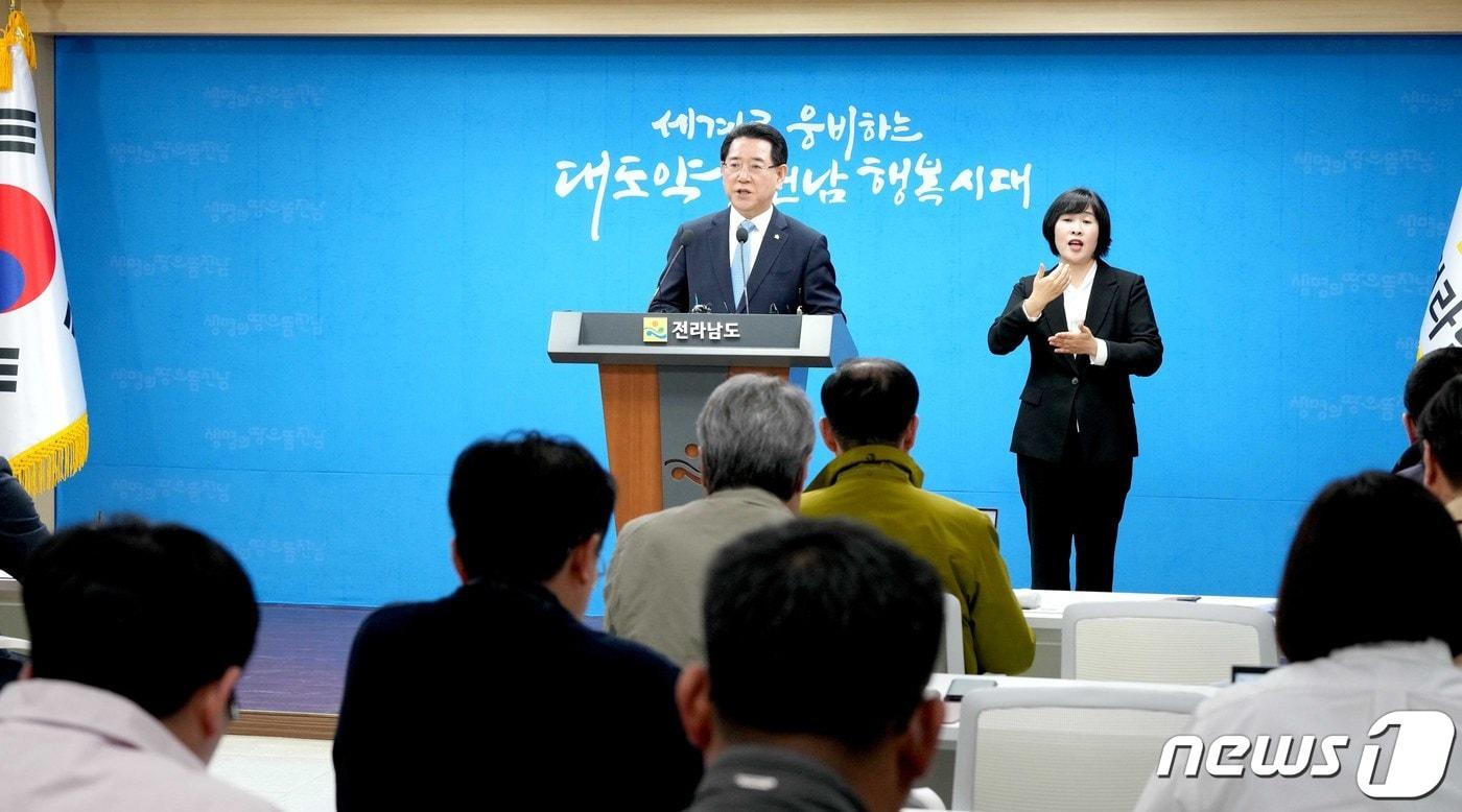 본문 이미지 - 김영록 전라남도지사가 2일 오전 전남도청 브리핑룸에서 ‘전라남도 국립의과대학 설립’과 관련해 대도민 담화문을 발표하고 있다.(전남도 제공) 2024.4.2/뉴스1 