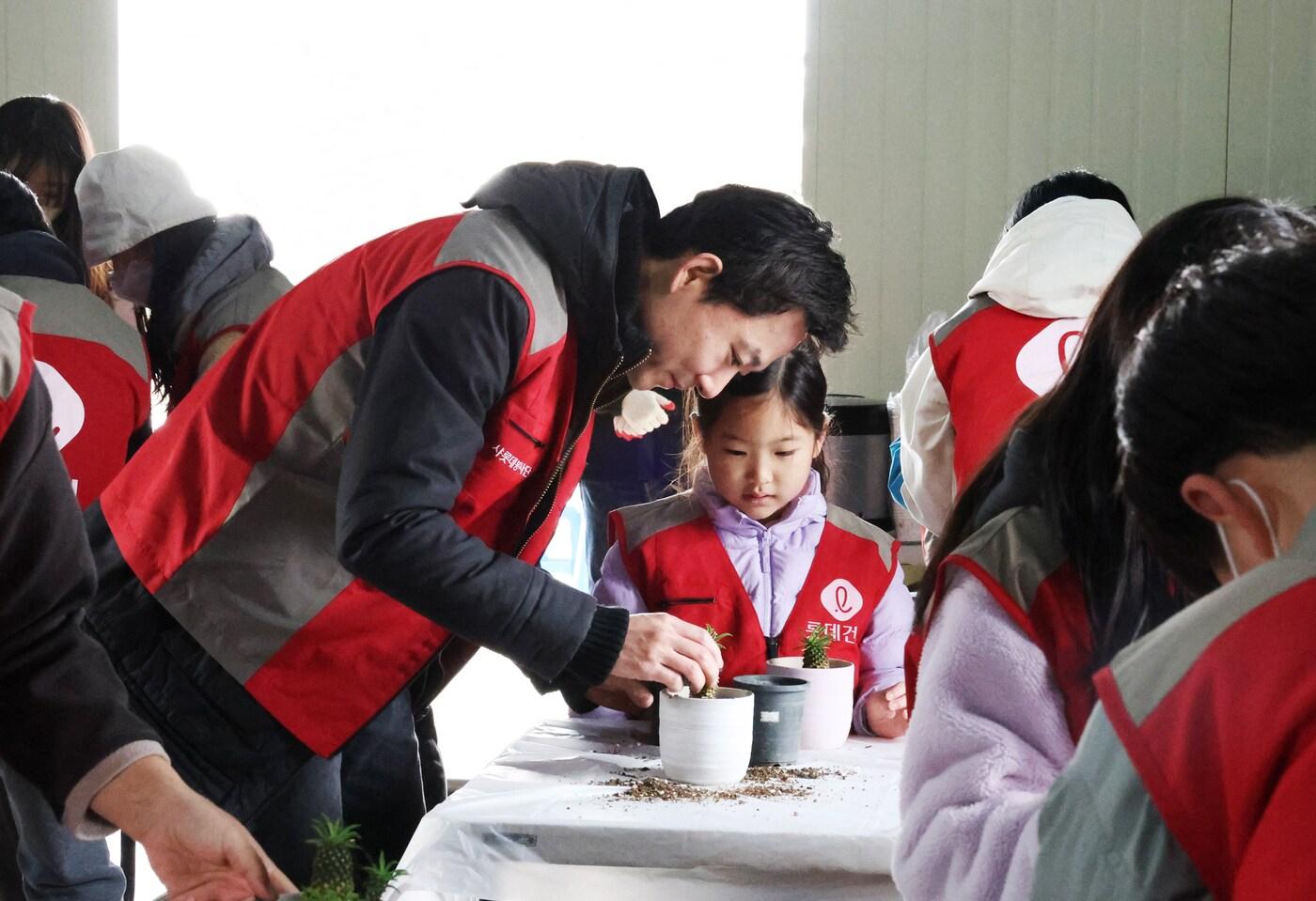  롯데건설 ‘샤롯데 봉사단’이 서울 강서구 개화동 일대에 ‘그린팜(Green Farm)’ 친환경 텃밭을 조성하고 있다. /롯데건설 제공