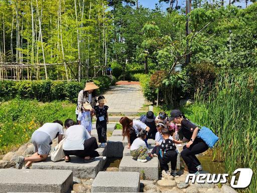 본문 이미지 - 2023년 생태체험(숲해설) 프로그램 현장(부산시설공단 제공)