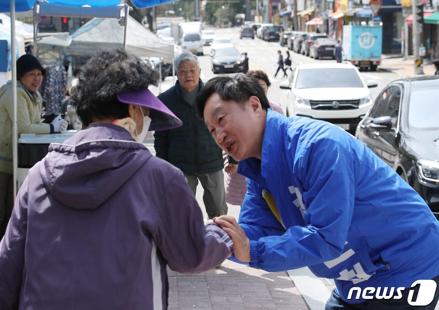 본문 이미지 - 제22대 국회의원 선거 경기 수원정에 출마한 김준혁 더불어민주당 후보가 2일 오전 경기 수원시 영통구 삼성1차아파트에서 시민들에게 인사를 하고 있다. 2024.4.2/뉴스1 ⓒ News1 김영운 기자