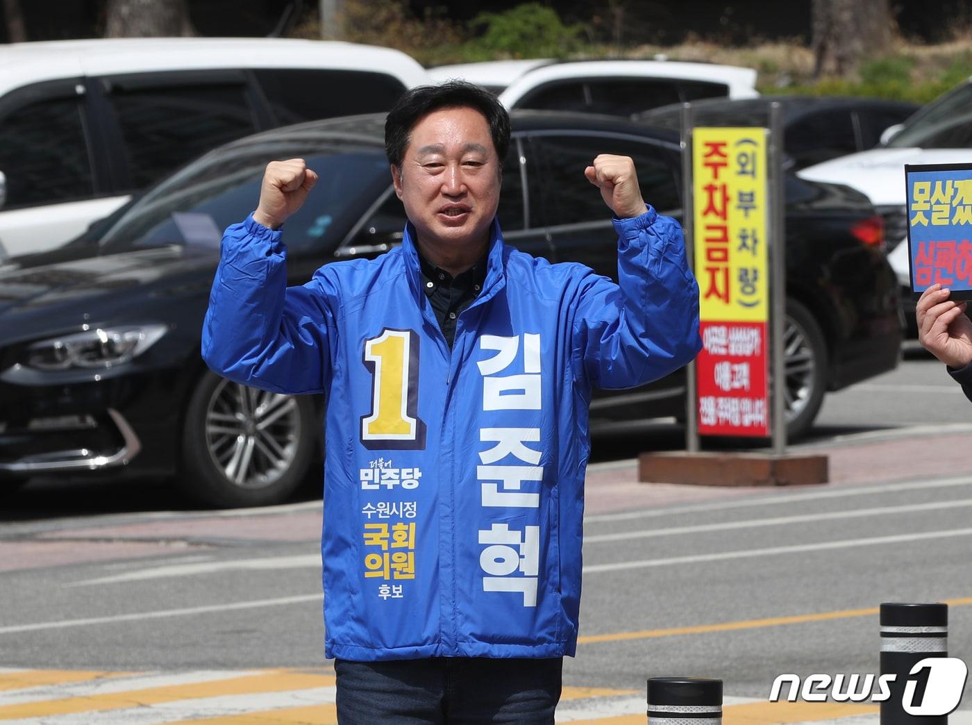본문 이미지 - 제22대 국회의원 선거 경기 수원정에 출마한 김준혁 더불어민주당 후보가 28일 오전 경기 수원시 영통구 삼성1차아파트에서 시민들에게 인사를 하고 있다. 2024.4.2/뉴스1 ⓒ News1 김영운 기자