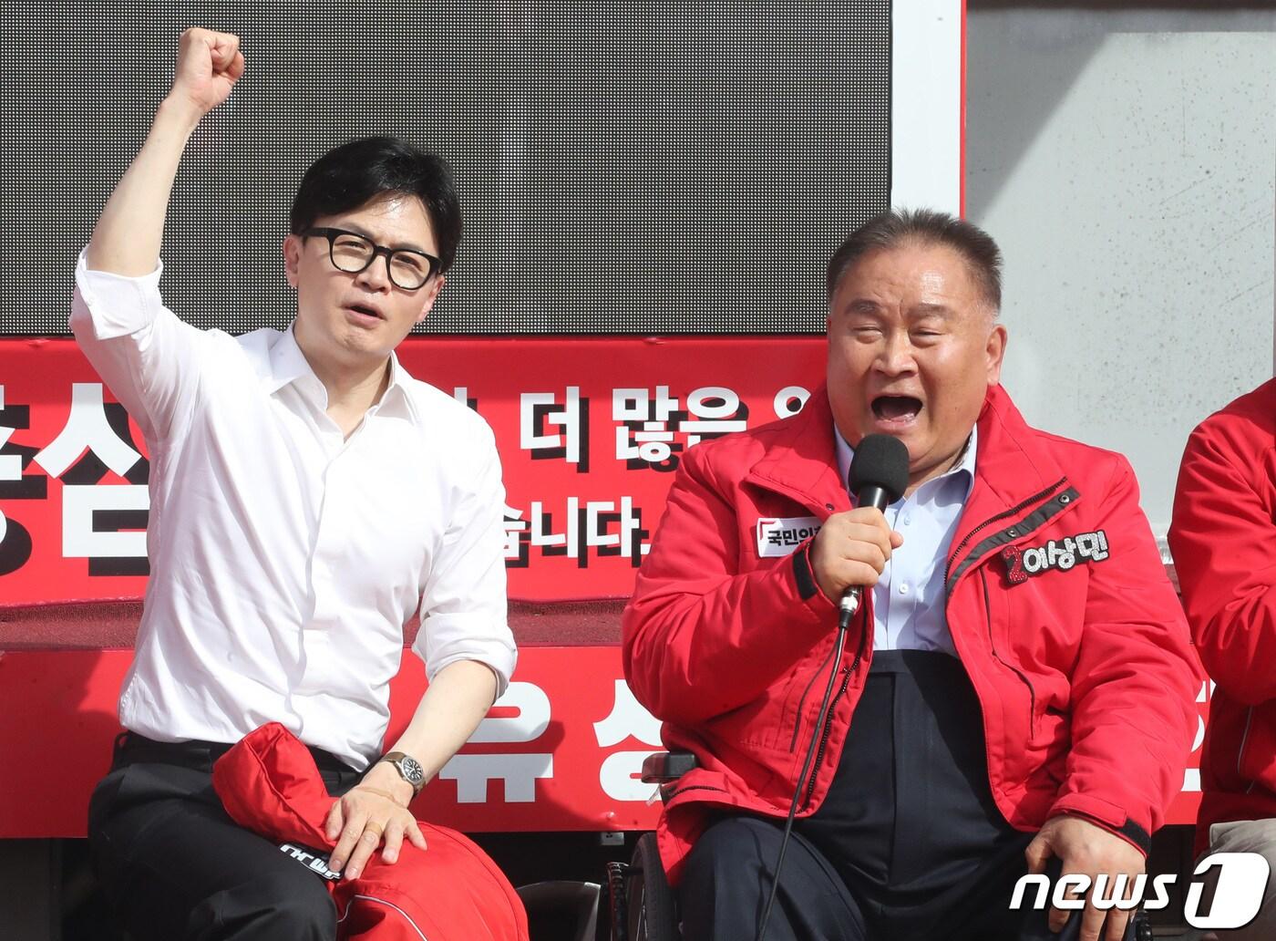 본문 이미지 - 이상민 국민의힘 대전 유성을 후보가 2일 오후 대전 유성구 지족역사거리 앞에서 열린 '국민의힘으로 유성살리기' 지원유세에서 지지를 호소하고 있다. 2024.4.2/뉴스1 ⓒ News1 임세영 기자