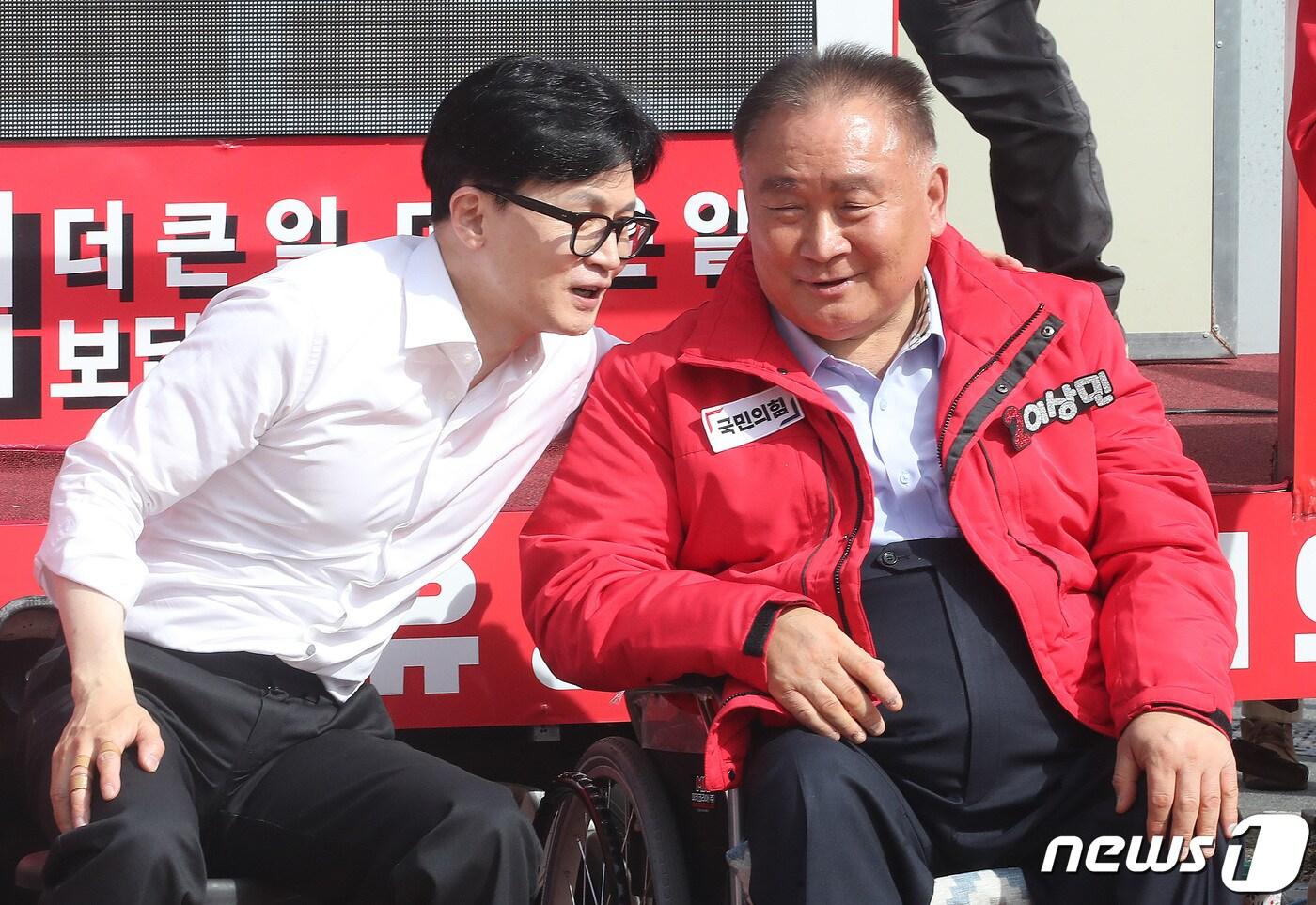 본문 이미지 - 한동훈 국민의힘 총괄선거대책위원장이 지난 2일 오후 대전 유성구 지족역사거리 앞에서 열린 '국민의힘으로 유성살리기' 지원유세에서 이상민 대전 유성을 후보와 이야기를 나누고 있다. 2024.4.2/뉴스1 ⓒ News1 임세영 기자