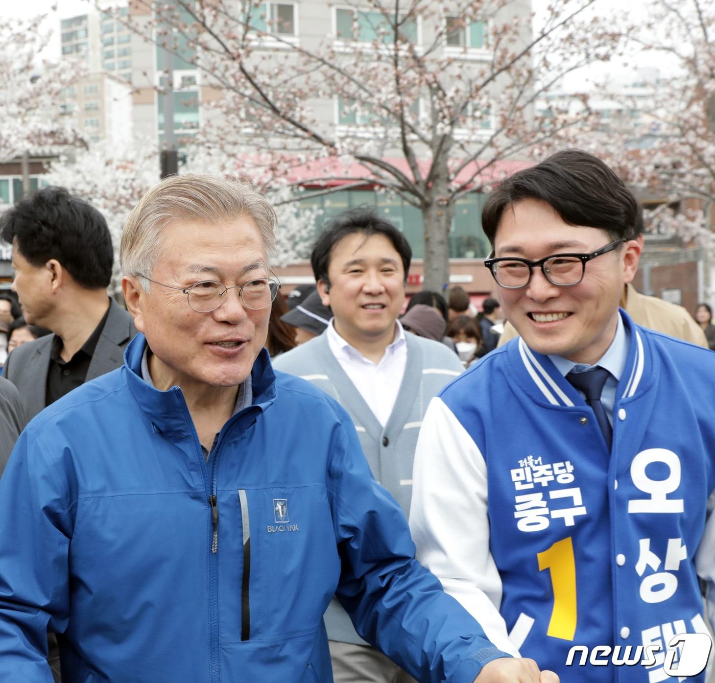 본문 이미지 - 문재인 전 대통령이 2일 울산 중구에 출마하는 더불어민주당 오상택 후보를 응원하기 위해 울산 태화강국가정원을 방문해 오 후보와 나란히 걷고 있다.2024.4.2/뉴스1 ⓒ News1 김지혜 기자