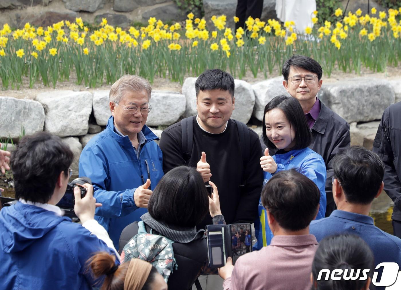 본문 이미지 - 문재인 전 대통령이 2일 울산 남구갑에 출마하는 더불어민주당 전은수 후보를 응원하기 위해 울산 남구 궁거랑길을 찾아 전 후보와 시민들과 함께 기념촬영을 하고 있다.2024.4,2/뉴스1 ⓒ News1 김지혜 기자