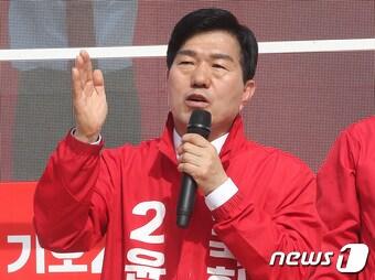 본문 이미지 - 윤소식 국민의힘 대전 유성갑 당협위원장. 2024년 총선에서 유성갑 후보로 유세장에서 유권자들에게 지지를 호소하는 모습. 2024.4.2/뉴스1 ⓒ News1 임세영 기자
