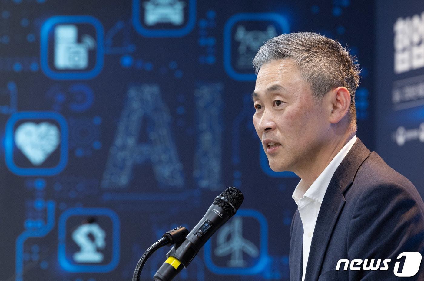 본문 이미지 - 김정회 한국반도체산업협회 부회장이 2일 오후 경기도 성남시 분당구 한국반도체산업협회에서 열린 AI 반도체 협업포럼 출범식에서 인사말을 하고 있다. 2024.4.2/뉴스1 ⓒ News1 이재명 기자