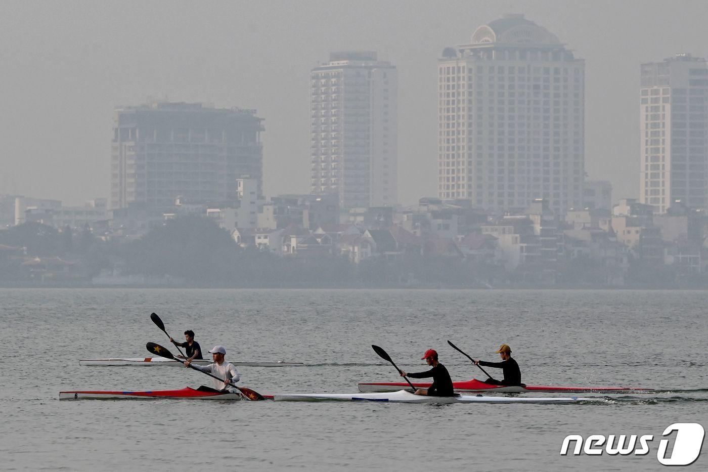 대기오염이 심각한 베트남 하노이에서 사람들이 보트를 타고 노를 저으며 이동하고 있다. ⓒ AFP=뉴스1 ⓒ News1 정지윤 기자