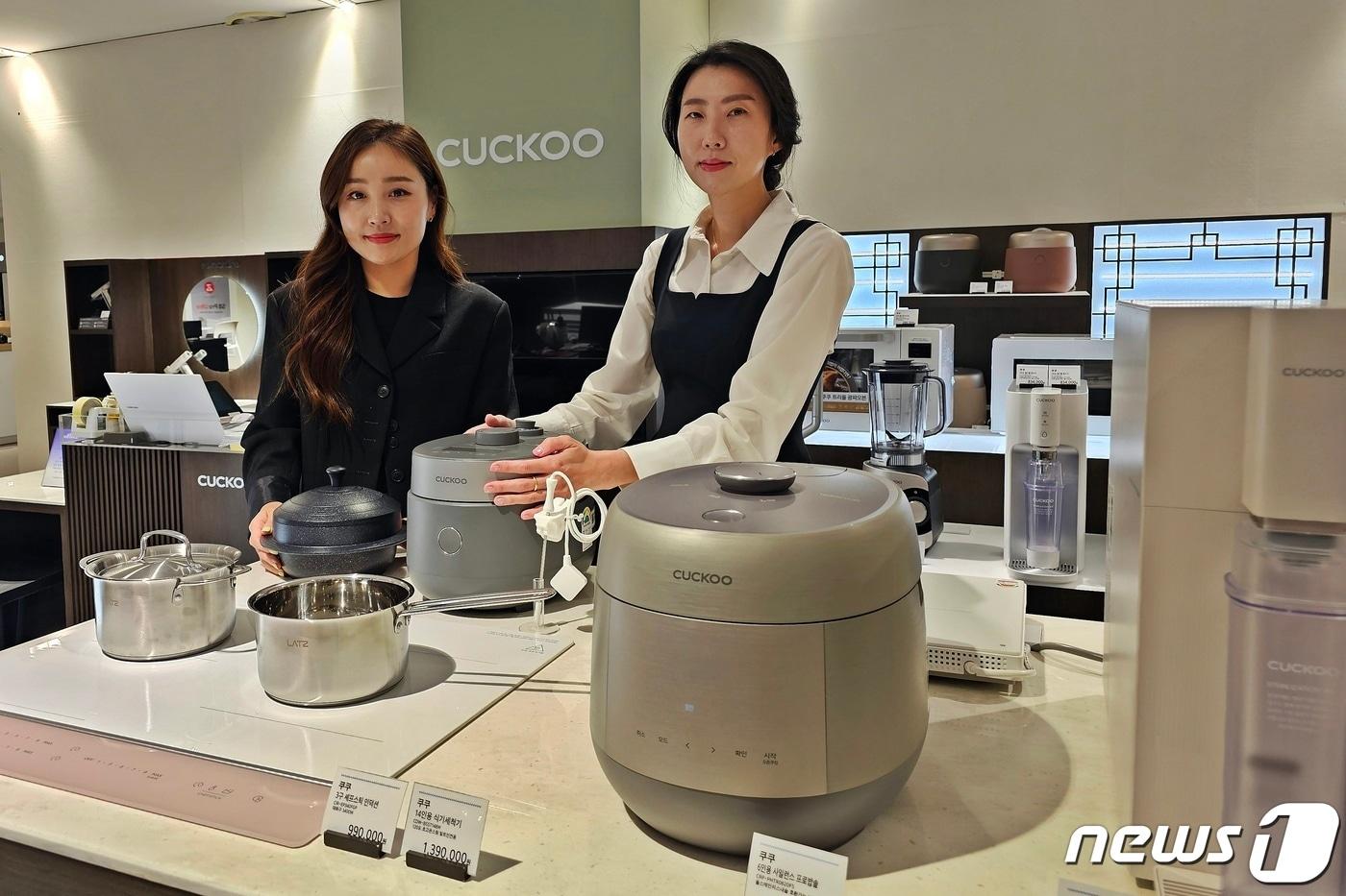 본문 이미지 - 신세계 센텀시티는 2일 한옥 컨셉으로 생활가전 브랜드 쿠쿠 매장을 리뉴얼 오픈했다.(신세계 센텀시티 제공) 