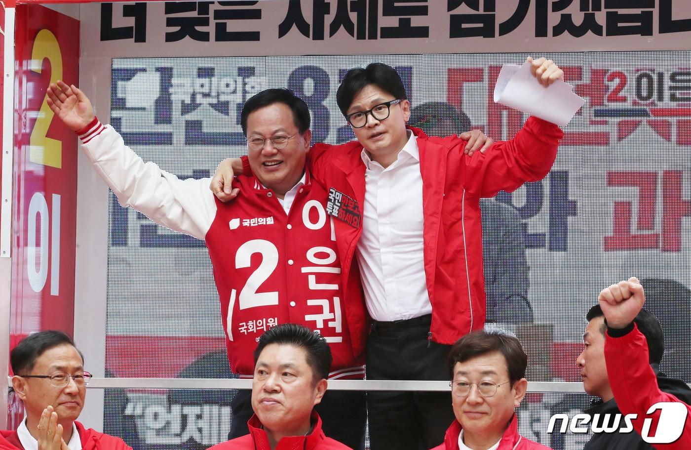 본문 이미지 - 한동훈 국민의힘 총괄선거대책위원장이 2일 대전 중구 으능정이거리에서 열린 '국민의힘으로 중구살리기' 지원유세에서 중구 이은권 후보와 함께 지지를 호소하고 있다. 2024.4.2/뉴스1 ⓒ News1 김기태 기자