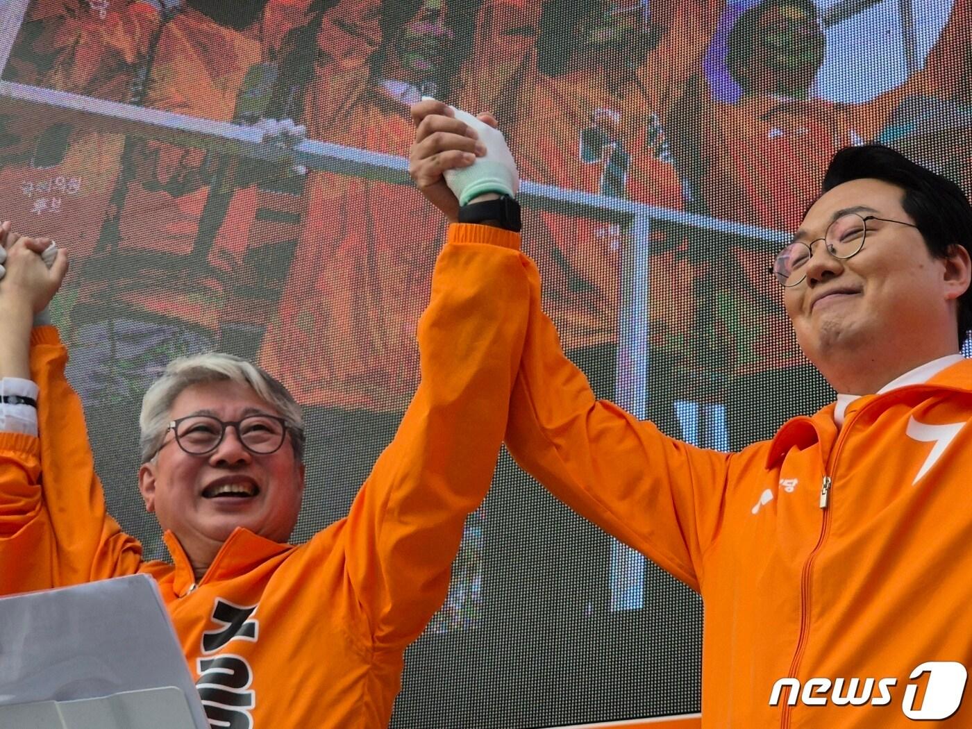 본문 이미지 - 천하람 개혁신당 총괄선거대책위원장이 2일 오후 경기 남양주시 호평동 이마트 앞 사거리에서 4‧10총선 남양주갑에 출마하는 조응천 후보 지원유세를 하고 있다.2024.04.01./뉴스1 ⓒ News1 양희문 기자