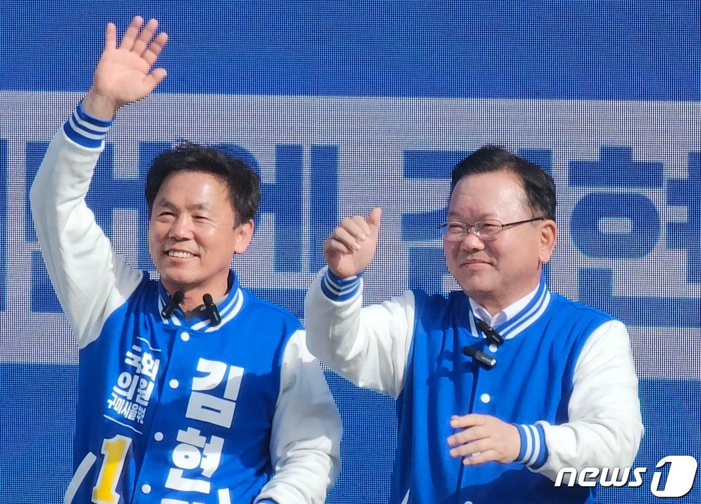 본문 이미지 - 김부겸 더불어민주당 상임공동선대위원장(오른쪽)이 2일 경북 구미를 방문해 김현권 후보 지원유세를 하고 있다. 2024.4.2/뉴스1 ⓒ News1 정우용 기자