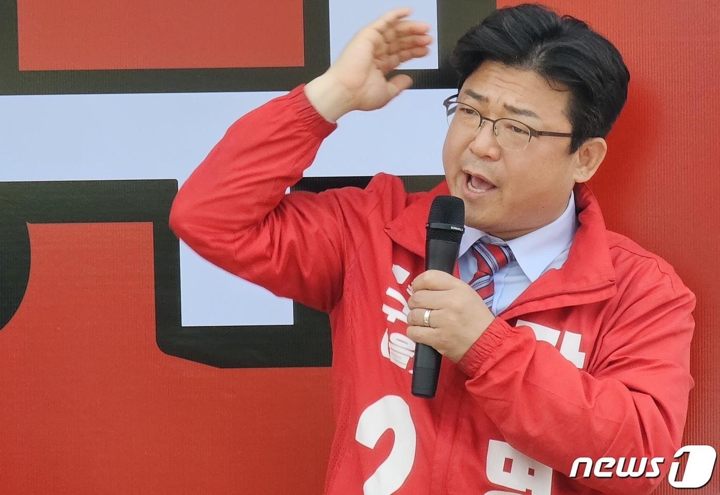 본문 이미지 - 강명구 국민의힘 구미을 후보가 2일 선산시장 장날 유세에서 지지를 호소하고 있다. 2024.4.2/뉴스1 ⓒ News1 정우용 기자