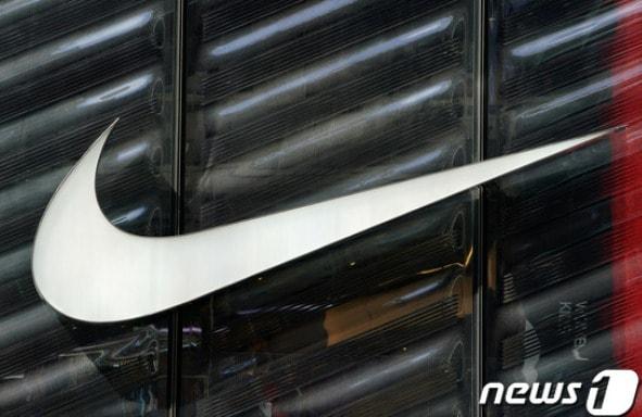 본문 이미지 - 미국의 스포츠 용품 브랜드 나이키의 스우시 로고가 뉴욕 5번가 매장 밖에 걸려 있는 모습. ⓒ 로이터=뉴스1 ⓒ News1 김민수 기자