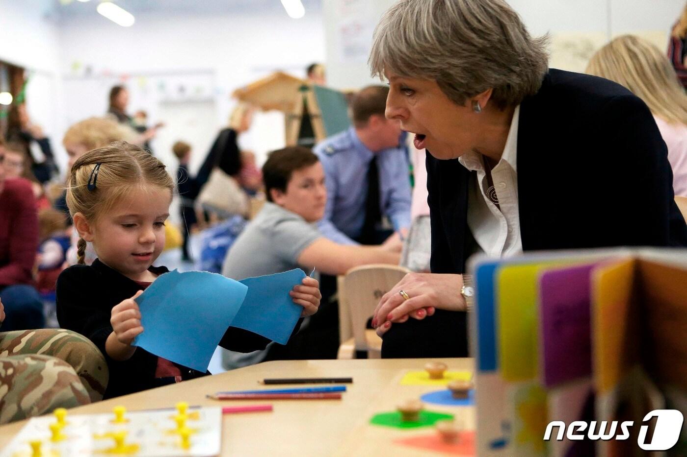 2017년 12월 22일&#40;현지시간&#41; 당시 테레사 메이 영국 총리가 유치원을 방문해 어린이 등과 이야기를 나누고 있다. ⓒ AFP=뉴스1 ⓒ News1 조소영 기자