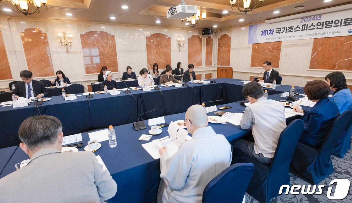 본문 이미지 - 보건복지부가 2024년 제1차 국가호스피스연명의료위원회를 열어 '제2차 호스피스·연명의료종합계획(안)'을 심의·의결했다. 전병왕 복지부 보건의료정책실장이 위원회를 주재하는 모습(보건복지부 제공)