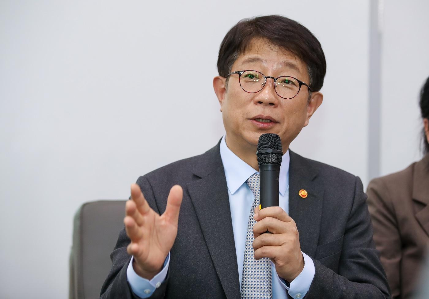 본문 이미지 - 박상우 국토교통부 장관이 2일 정부세종청사에서 열린 국토부 출입기자단과의 간담회 자리에서 답변을 하고 있는 모습.(국토교통부 제공)