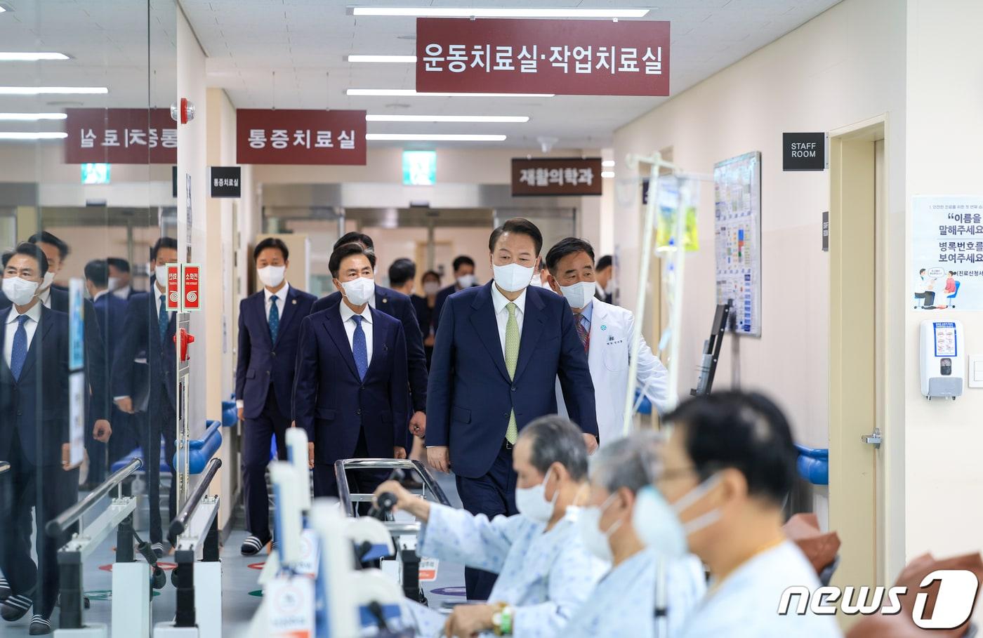 본문 이미지 - 윤석열 대통령이 2일 오후 지역 2차 의료기관인 충남 공주의료원을 찾아 재활치료실을 둘러보고 있다. (대통령실 제공) 2024.4.2/뉴스1 ⓒ News1 안은나 기자
