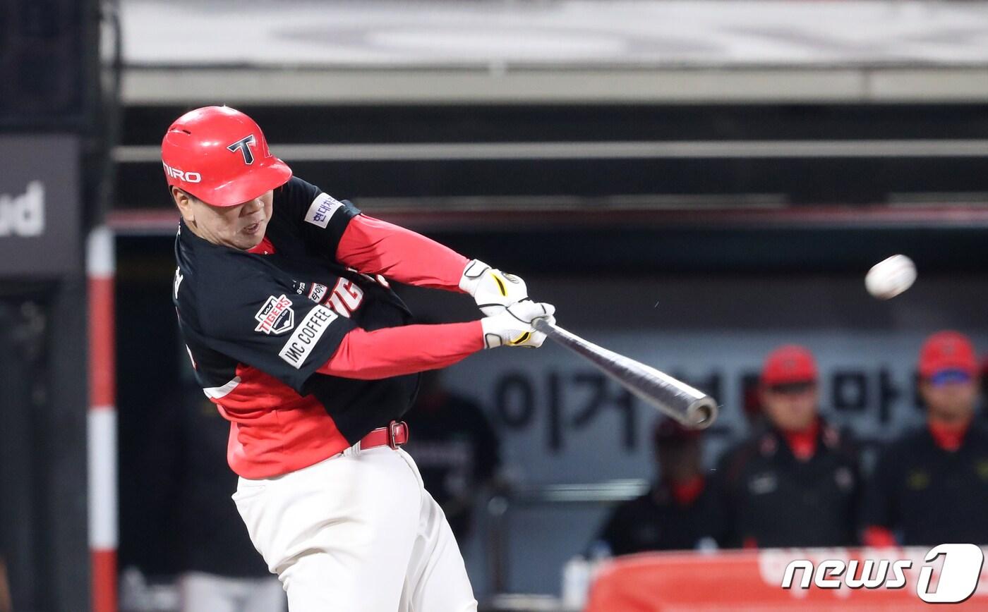 2일 오후 경기 수원시 장안구 KT위즈파크에서 열린 '2024 신한 SOL 뱅크 KBO리그' KIA 타이거즈와 KT 위즈의 경기, 9회초 무사 주자 1,2루 KIA 이우성이 홈런을 치고 있다. 2024.4.2/뉴스1 ⓒ News1 김영운 기자