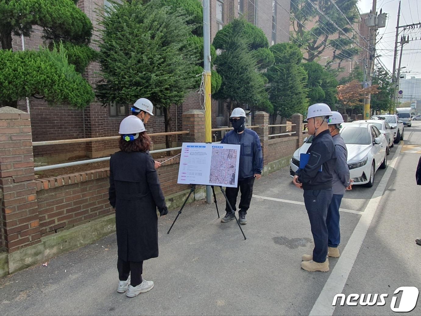 본문 이미지 - 군산시가 상수도 현대화사업으로 인해 파헤쳐진 도로복구 공사를 진행한다. 2024.4.20/뉴스1