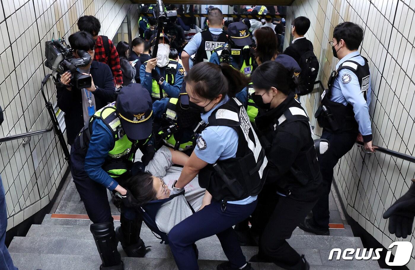 본문 이미지 - 장애인의 날인 20일 오전 서울 4호선 한성대입구역 승강장에서 다이인’(die-in) 퍼포먼스를 하던 전국장애인차별철폐연대(전장연) 관계자를 경찰이 연행하고 있다. 2024.4.20/뉴스1 ⓒ News1 박지혜 기자