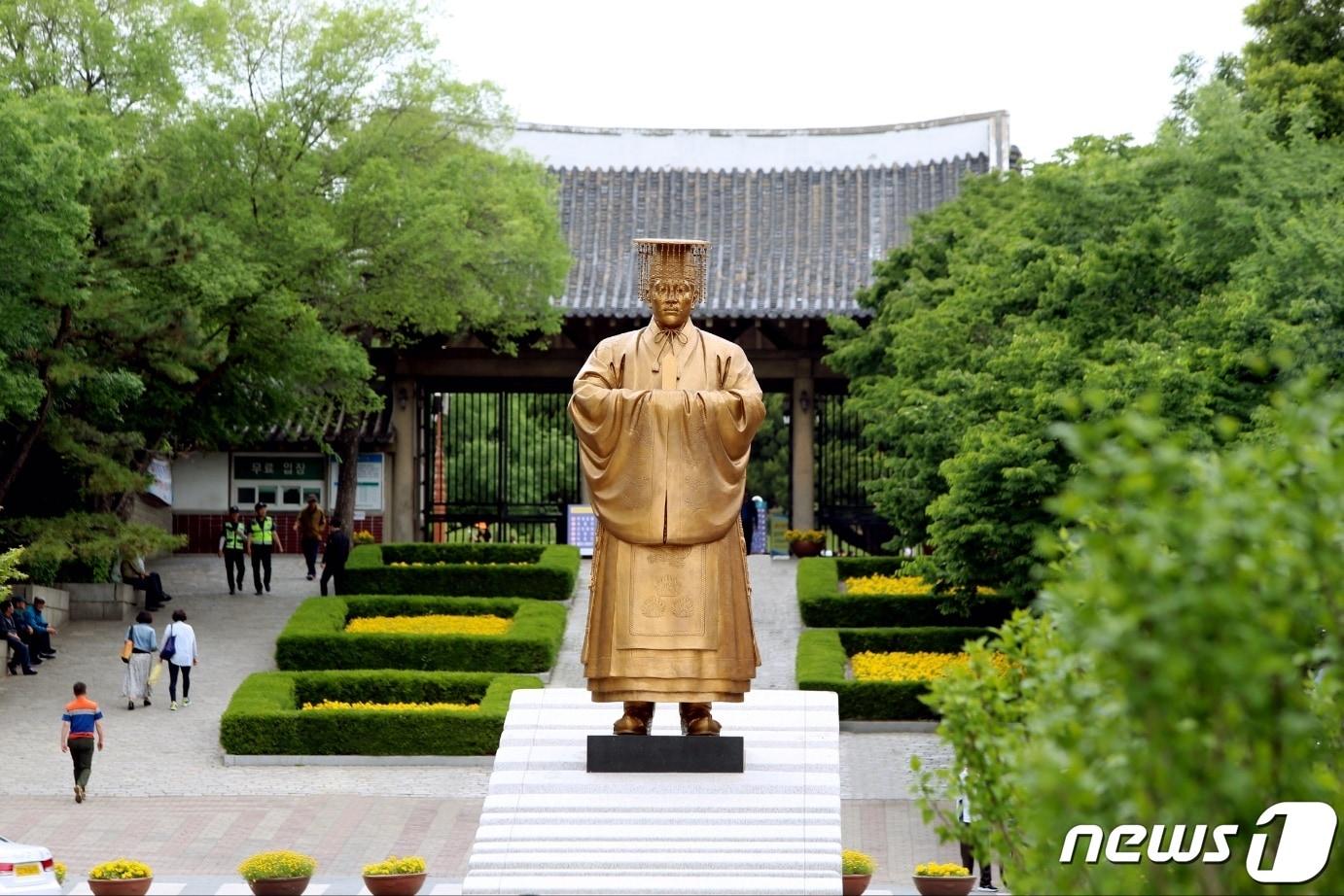 본문 이미지 - 조성 당시부터 역사 왜곡과 친일 미화 논란에 휩싸인 대구 순종 황제 동상이 철거된다. (대구 중구 제공)/뉴스1