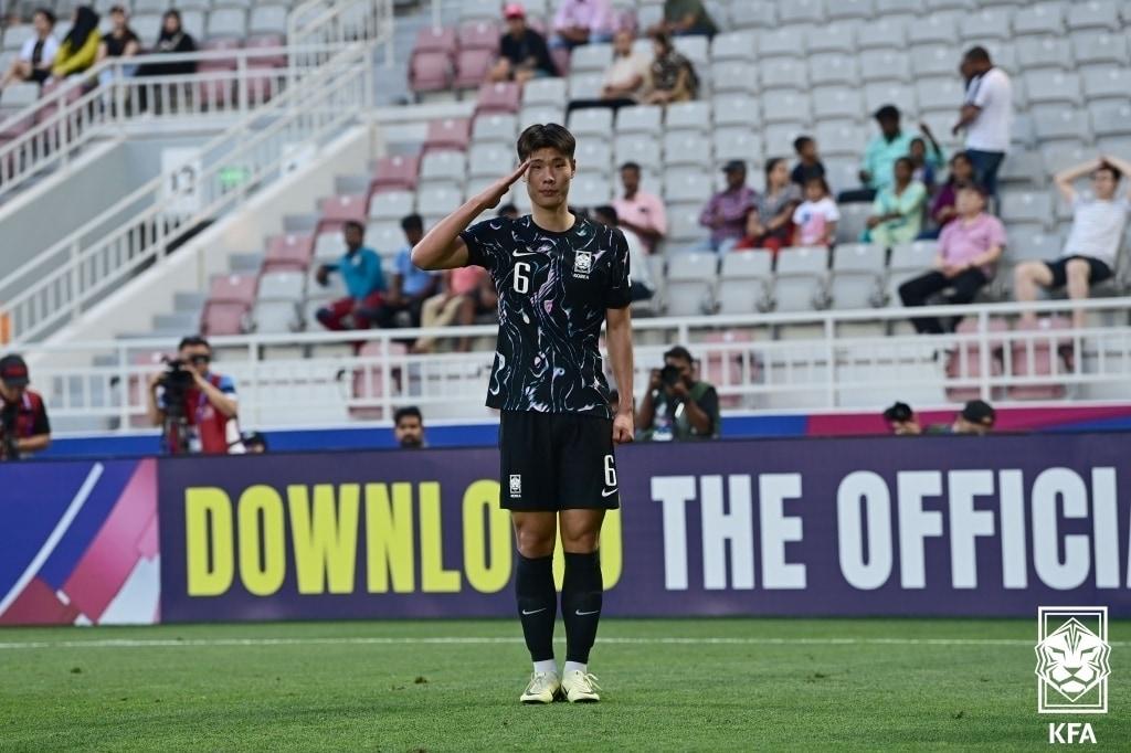 본문 이미지 - 대한민국 축구 국가대표팀 이영준이 19일 오후(현지시간) 카타르 도하 압둘라 빈 칼리파 스타디움에서 열린 2024 아시아축구연맹(AFC) U-23 아시안컵 조별리그 B조 2차전 한국과 중국의 경기에서 골을 넣고 기뻐하고 있다. (대한축구협회 제공) 2024.4.20/뉴스1