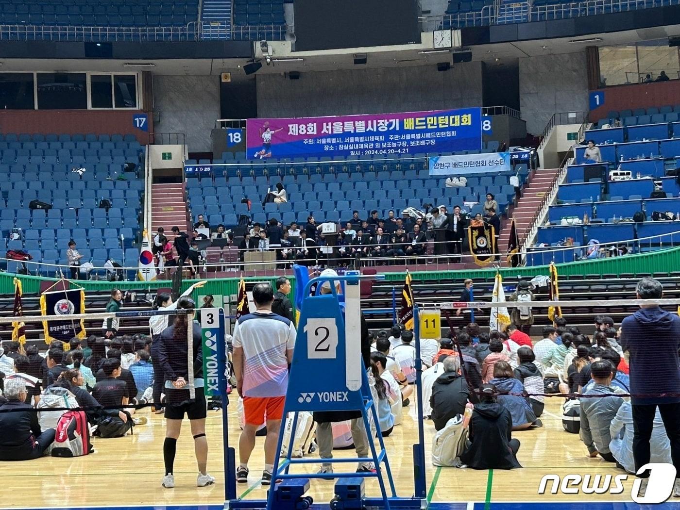 본문 이미지 - 제8회 서울특별시장기 배드민턴대회 개막식이 20일 오전 서울 송파구 잠실실내체육관에서 열리고 있다. ⓒ News1 문대현 기자