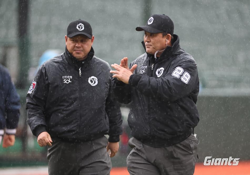 본문 이미지 - 20일 부산 사직구장에서 열릴 예정이던 롯데 자이언츠와 KT 위즈의 KBO리그 경기가 우천 취소됐다. 두 팀은 21일 더블헤더를 진행한다. (롯데 자이언츠 제공)