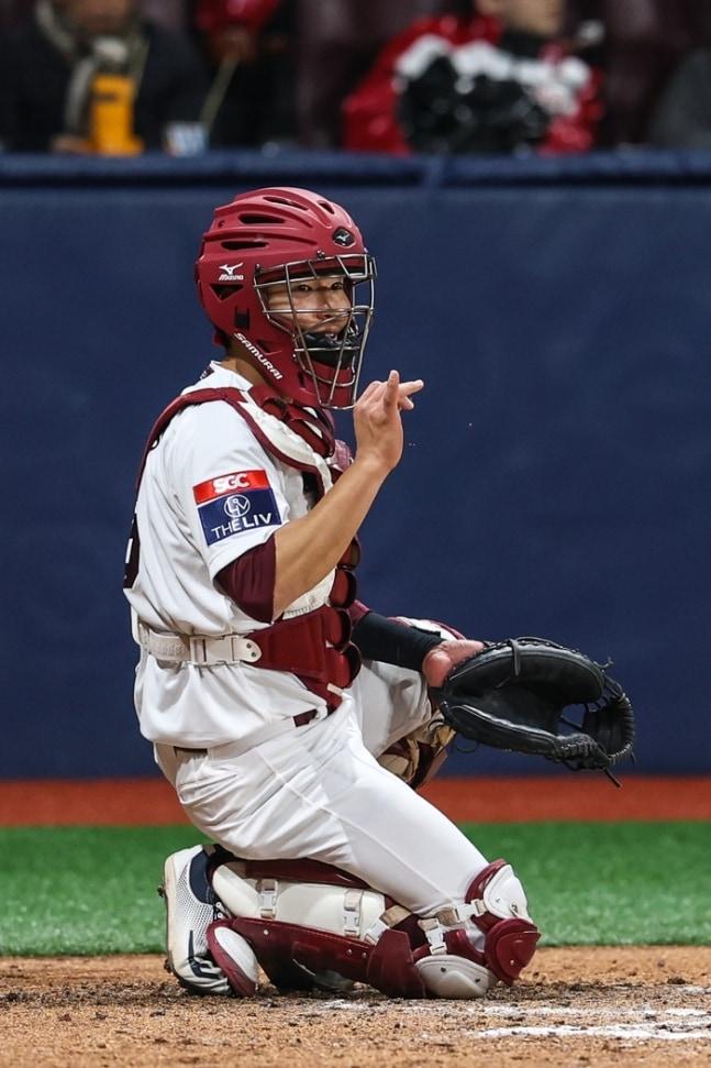 본문 이미지 -  19일 두산 베어스와 경기에서 허술한 플레이로 2군행을 지시 받은 키움 포수 박준형. (키움 구단 제공)