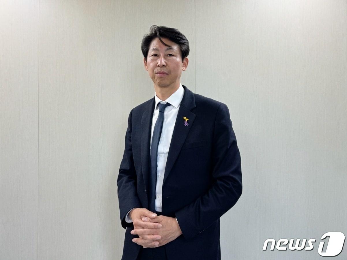 본문 이미지 - 이훈기 인천 남동을 국회의원 당선인이 인천시 남동구 만수동 사무실에서 인터뷰 후 사진을 찍고 있다.2024.4.20 ⓒ News1 박소영 기자