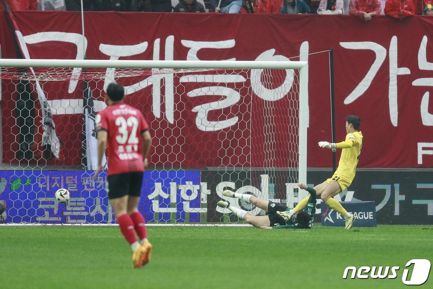 본문 이미지 - 20일 오후 서울 마포구 월드컵경기장에서 열린 '프로축구 하나은행 K리그1 2024 8라운드' FC서울과 전북 현대의 경기 전반전, 전북 송민규가 선제골을 넣고 있다. 2024.4.20/뉴스1 ⓒ News1 안은나 기자