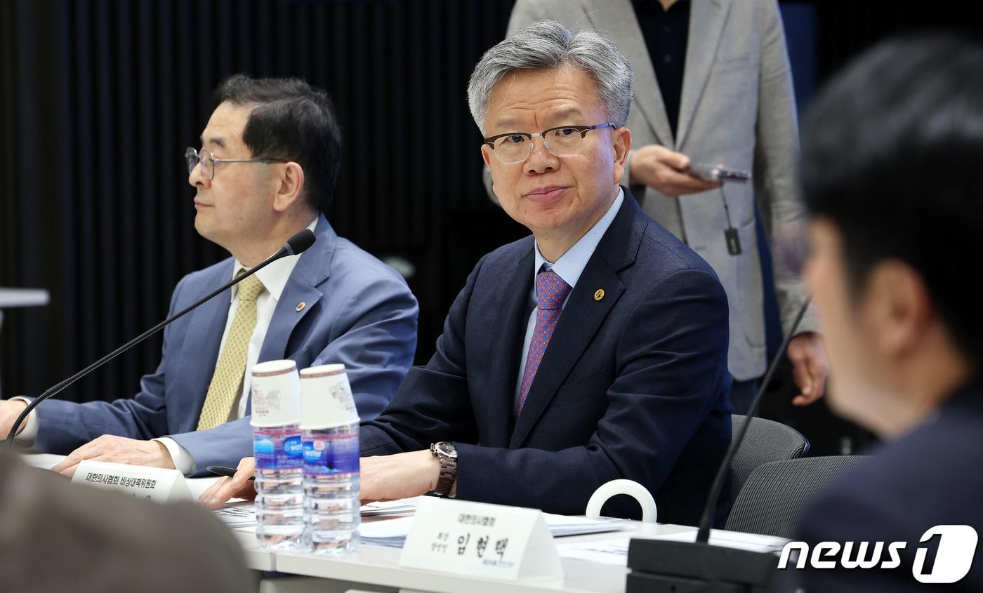 김택우 대한의사협회 비상대책위원장이 20일 서울 용산구 대한의사협회에서 열린 비상대책위원회 제9차 회의에 앞서 생각에 잠겨 있다. 이날 비대위는 정부가 의대생 증원 규모를 대학별 여건에 맞춰 자율 조정할 수 있도록 한 것에 대한 대응 방안 등을 논의한다. 2024.4.20/뉴스1 ⓒ News1 박지혜 기자