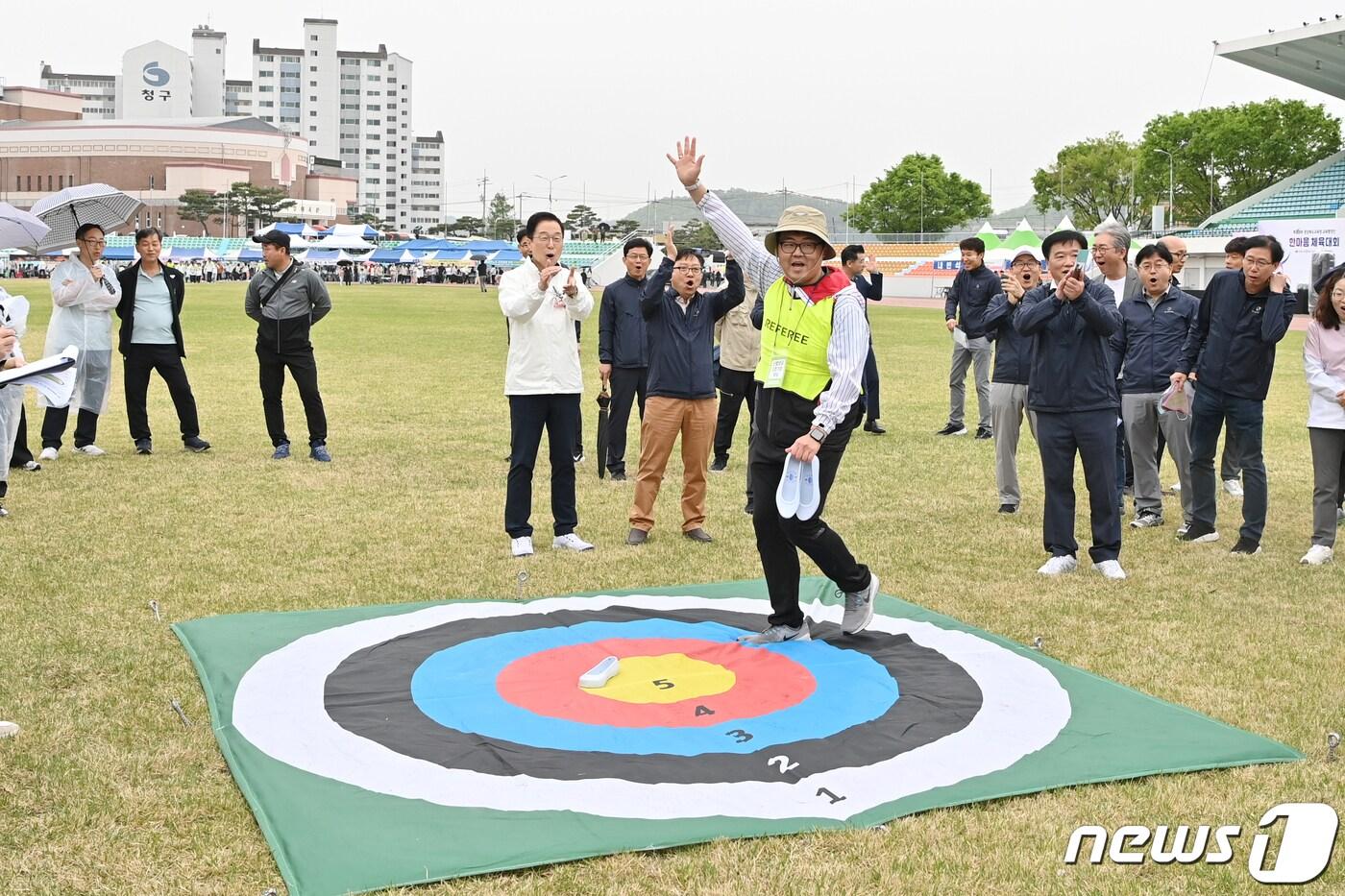 경북교육청은 20일 의성군에 있는 의성종합운동장에서 제16회 경북도교육청 교육행정인 한마음체육대회'를 열었다고 밝혔다.