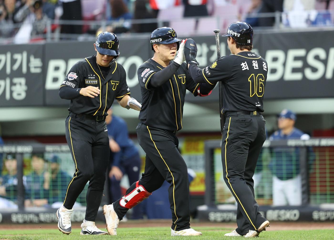 본문 이미지 - KIA 타이거즈가 20일 열린 2024 KBO리그 광주 NC 다이노스전에서 9-1로 승리하며 선두 자리를 굳게 지켰다. (KIA 타이거즈 제공)