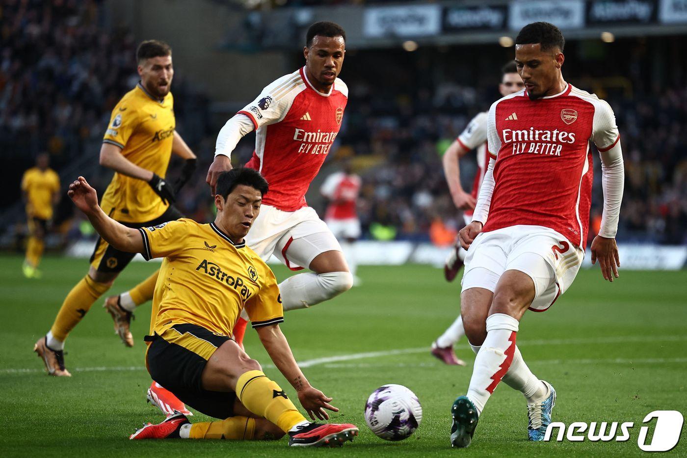 본문 이미지 - 아스널전에 선발 출전한 황희찬(왼쪽) ⓒ AFP=뉴스1