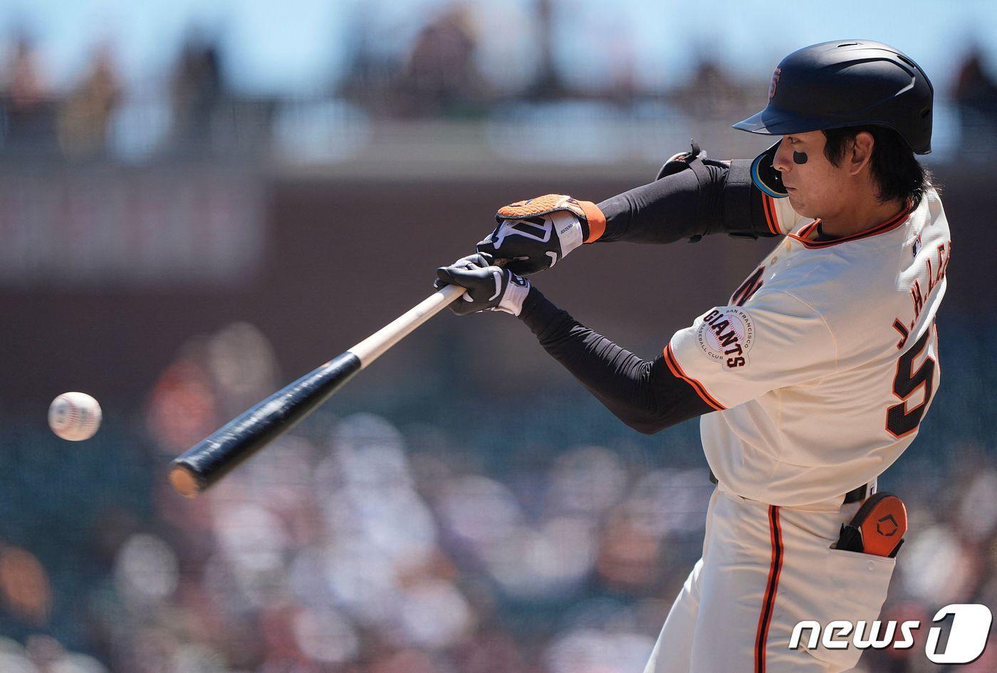 본문 이미지 - 이정후(26·샌프란시스코 자이언츠)가 21일(한국시간) 열린 2024 메이저리그 애리조나전에서 1회 선두타자 홈런을 때리고 있다. ⓒ AFP=뉴스1