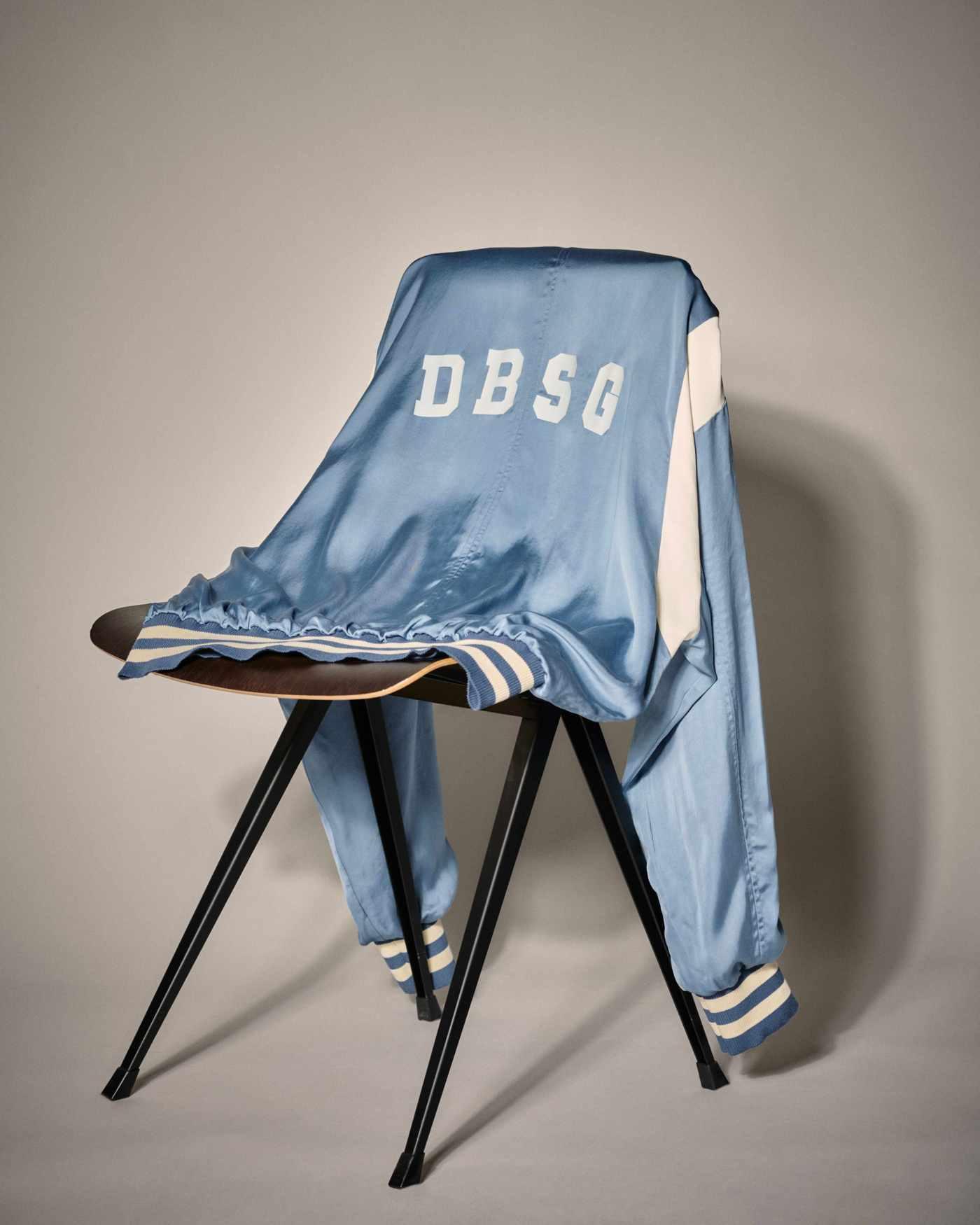 본문 이미지 -     아모프레 X 벌스데이수트 DBSG 새틴 스타디움 재킷.(코오롱인더스트리FnC부문 제공). 