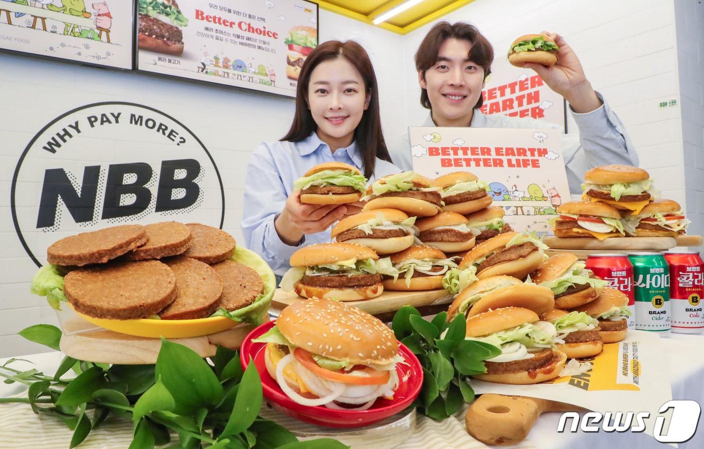 본문 이미지 - 신세계푸드의 노브랜드 버거가 지구의 날(4월 22일)을 맞아 100% 식물성 패티를 활용한 저탄소 메뉴로 ‘베러 불고기 버거’를 선보인다고 21일 밝혔다. 노브랜드 버거의 대표 가성비 메뉴인 ‘그릴드 불고기’의 맛과 식감을 신세계푸드가 자체 개발한 식물성 대안육 ‘베러미트(Better Meat)’ 패티로 똑같이 구현했다. (신세계푸드 제공) 2024.4.21/뉴스1
